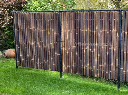 Donkerbruine bamboeschermen als tuinafscheiding