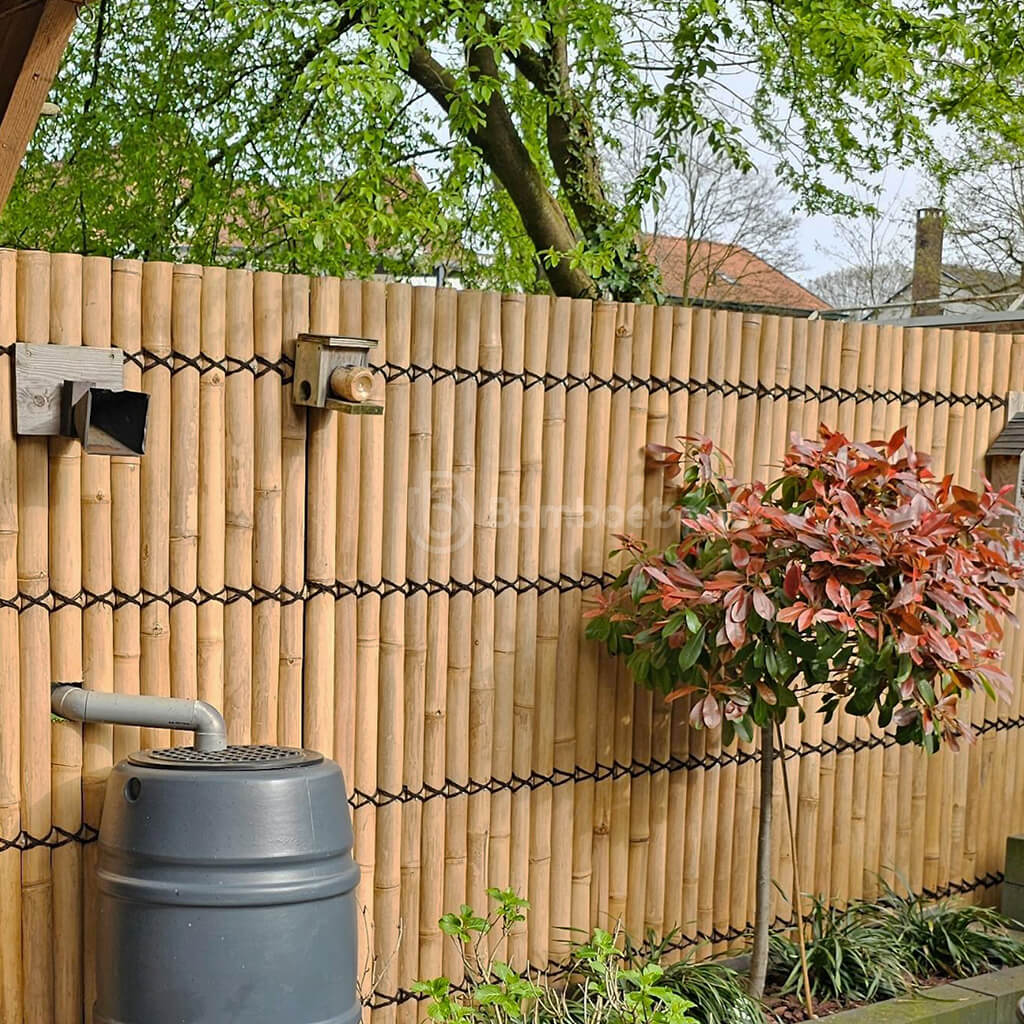 Halfronde bamboe tuinschermen met zwart palmtouw