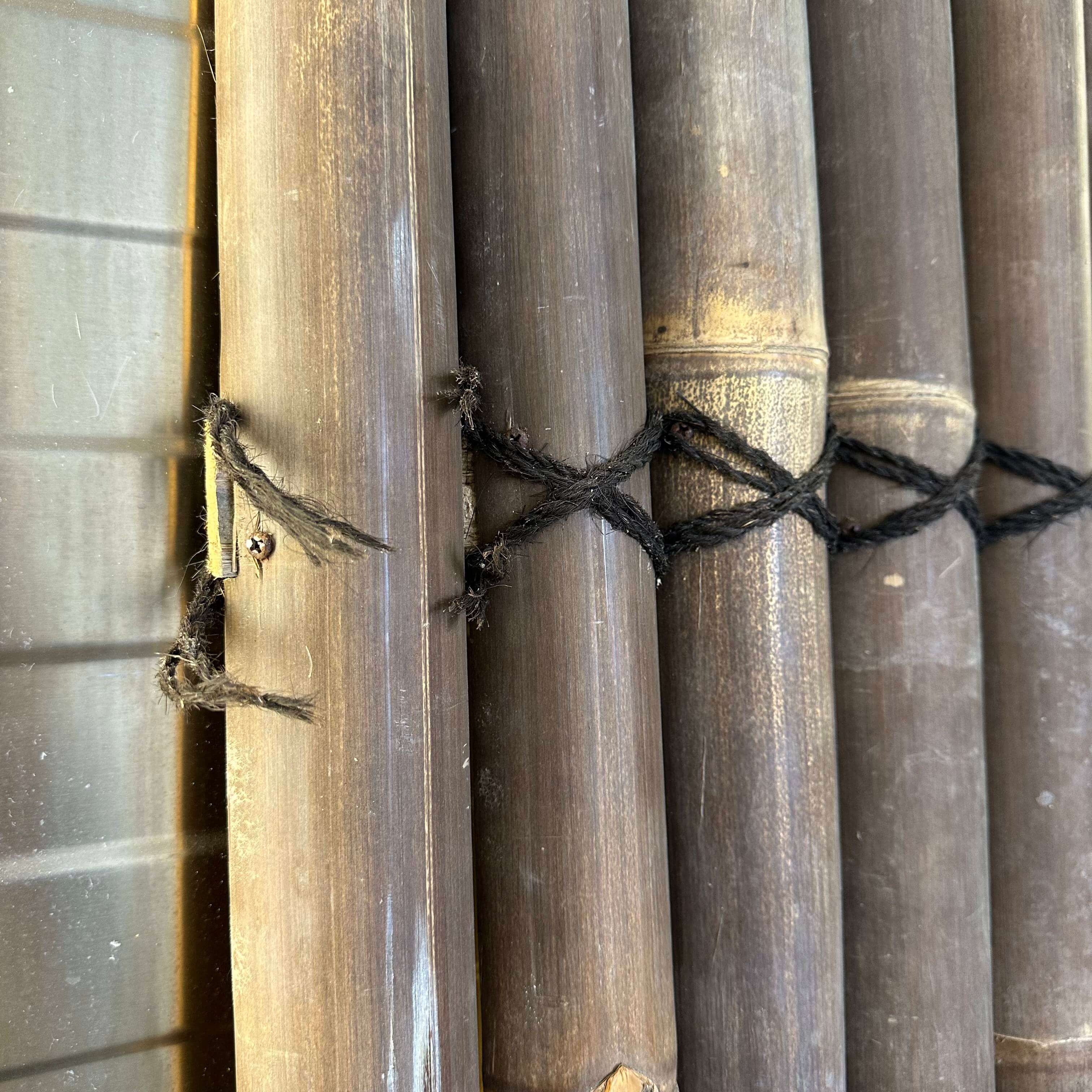 Outlet | Bamboe schutting halfrond met zwart palmtouw - Donkerbruin